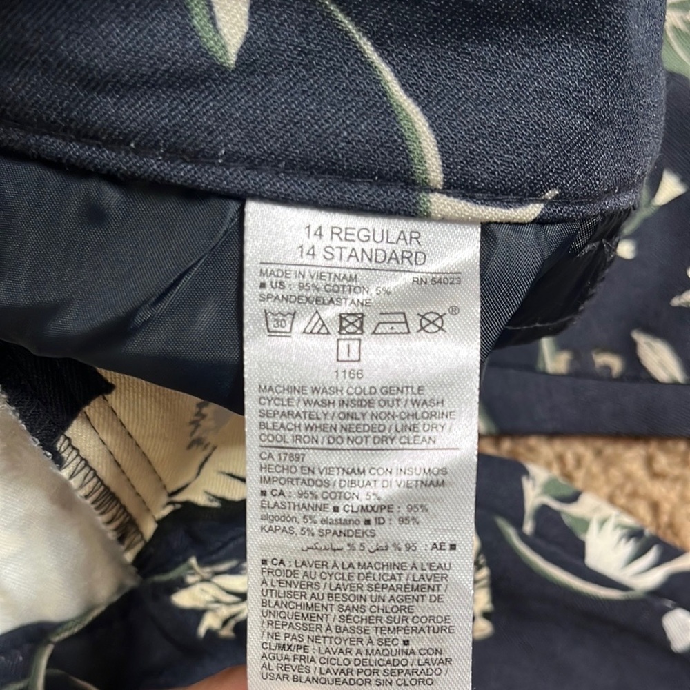 Navy Floral Mid-Ride Pixie Pants - Picture 9 of 9